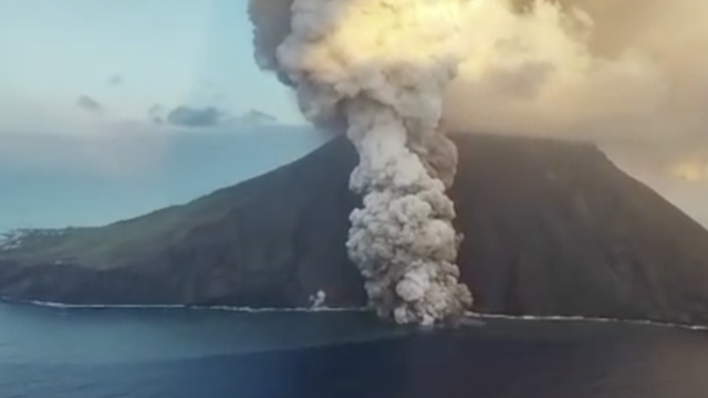 VIDEO Eruptirao vulkan u Italiji, lava se izlila u more. Vlasti su oglasile najvišu razinu uzbune