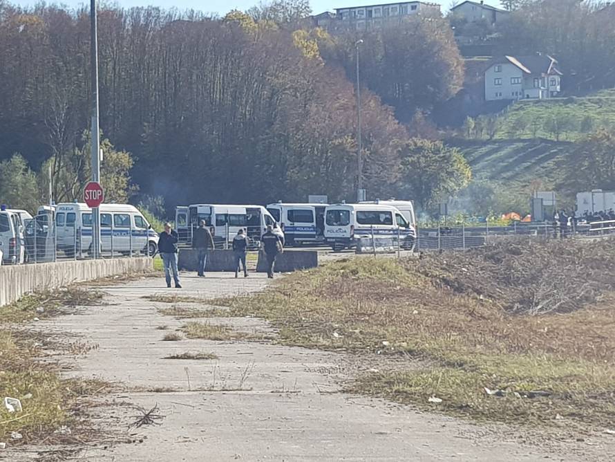 Migranti ih gađali kamenjem: Lakše ozlijeđena dva policajca