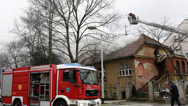 Zagreb: Gorio krov u Petrovoj ulici, gasitelji izvukli čovjeka