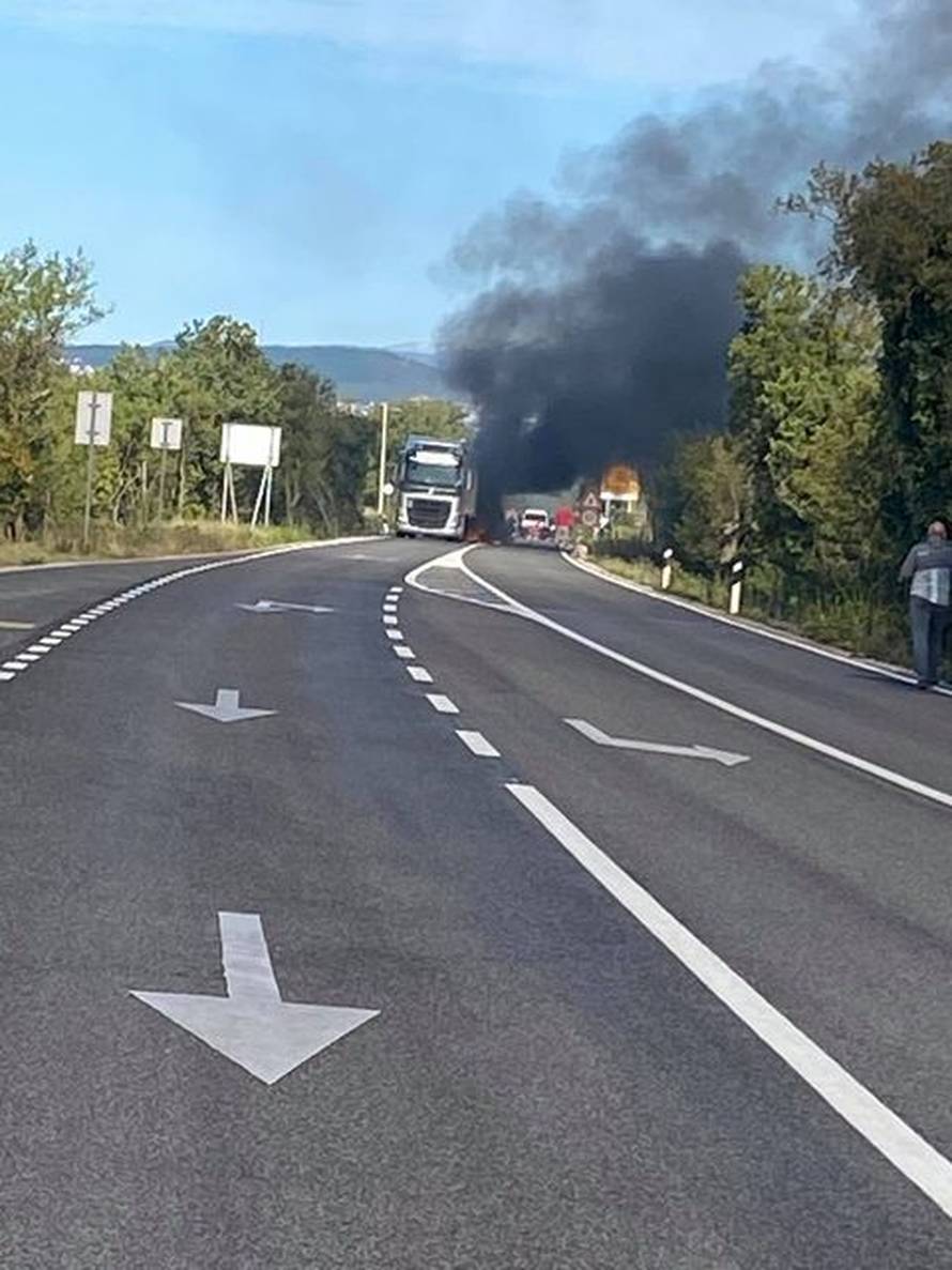 U sudaru kamiona i motocikla izbio požar, ozlijeđena žena