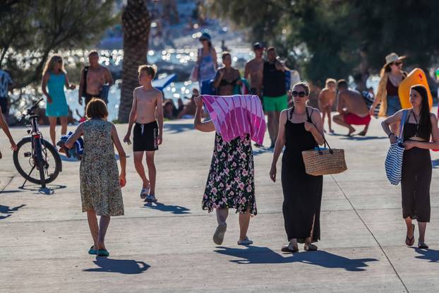 Split: Ljetni ugođaj na novouređenoj plaži Žnjan