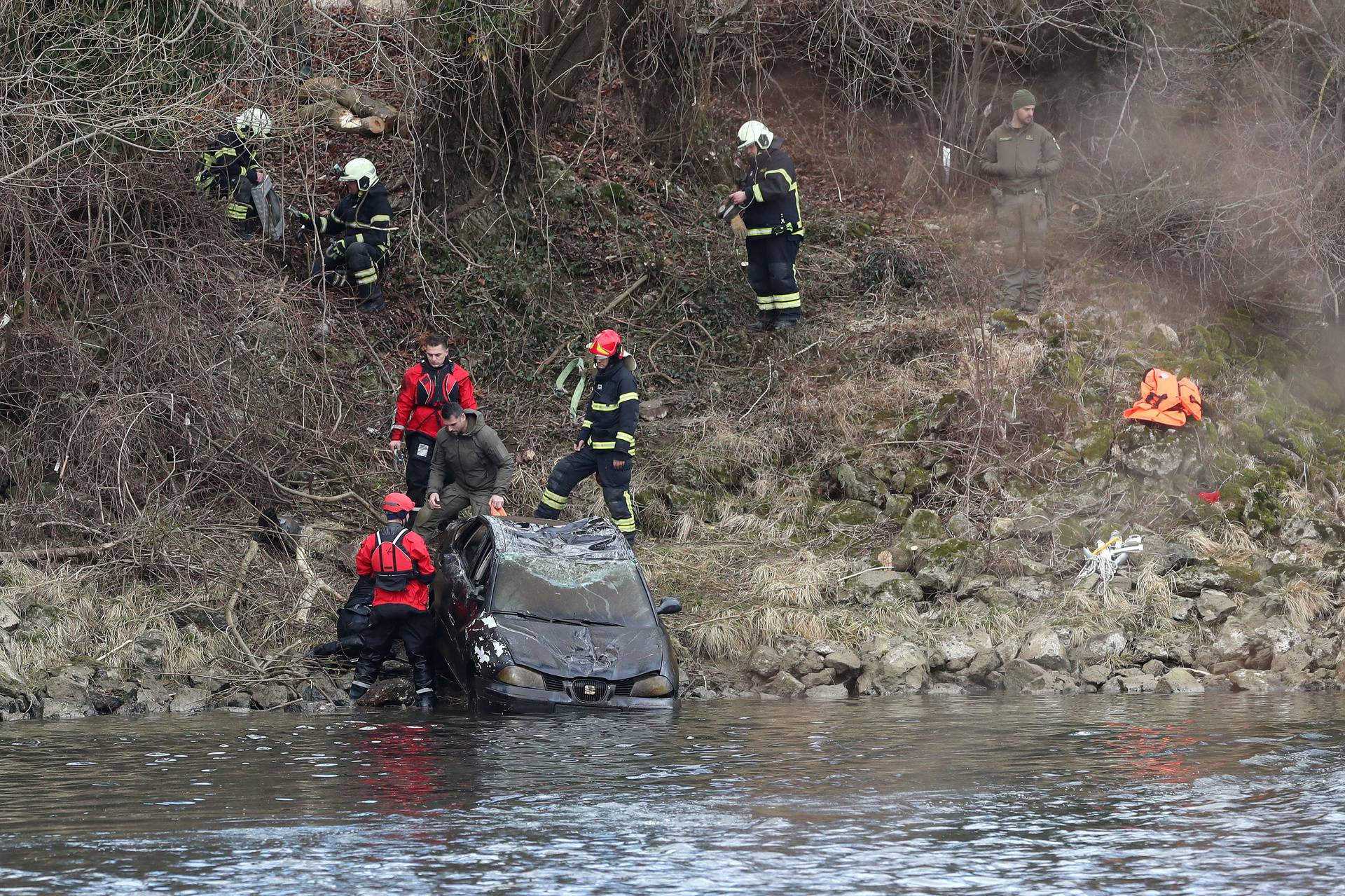 Zagreb: Vatrogasci kod podsusedskog mosta izvukli automobil  iz Save