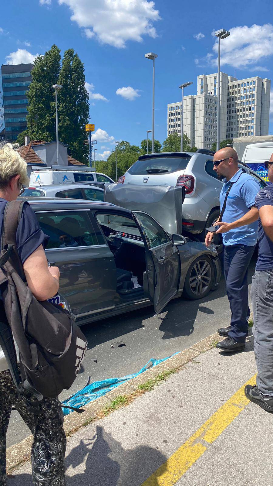 Pogledajte video: Veliki lančani sudar u Zagrebu: ZET-ov bus je pokosio aute na Heinzelovoj!