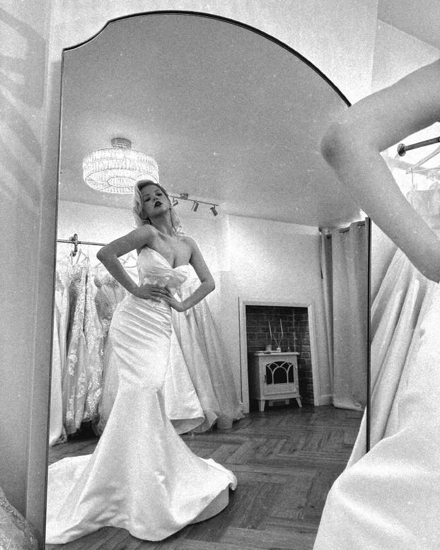 FOTO Mlada ljepotica obožava vintage stil - u retro krpicama donosi seksepil iz 1950-ih