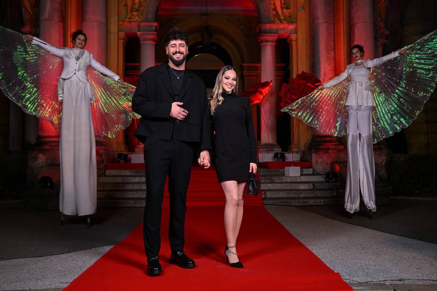 Zagreb: Dolazak uzvanika na dodjelu medijske nagrade "Večernjakova ruža" u Hrvatskom narodnom kazalištu