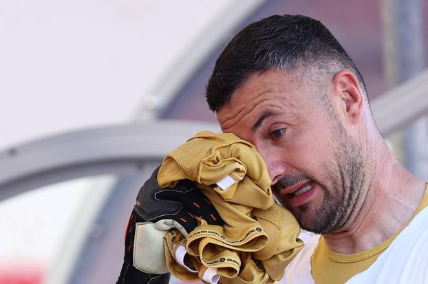 Split: Danijel Subašić u suzama se oprostio od nogometa, Torcida mu poslala poruku 