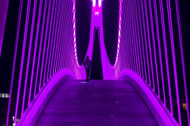 Osijek: Povodom međunarodnog dana epilepsije, pješaćki most u Osijeku osvijetljen u ljubičasto.