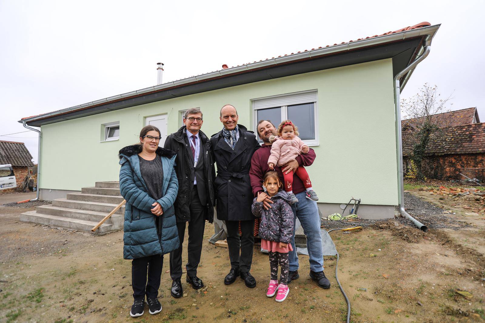 Stari Farkašić: Obitelji Apolović, čija je kuća do temelja uništena u potresu,  donacijom austrijske fondacije izgrađena je nova 
