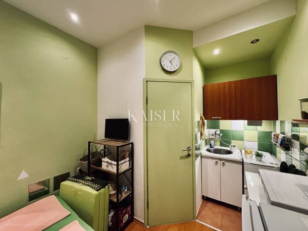 FOTO U Opatiji 13 kvadrata u suterenu prodaju za 129.000 €! Krevet je u kuhinji, a tu je i wc