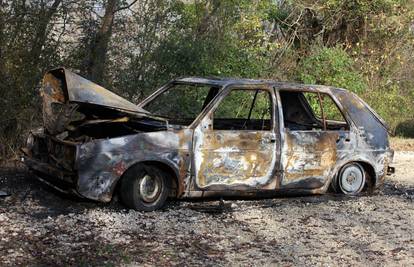  Vandali zapalili parkirani Golf: Izgorio do neprepoznatljivosti