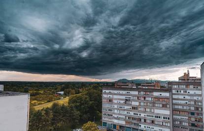 Crni oblaci i munje nad cijelim Zagrebom: Grom zapalio kuću
