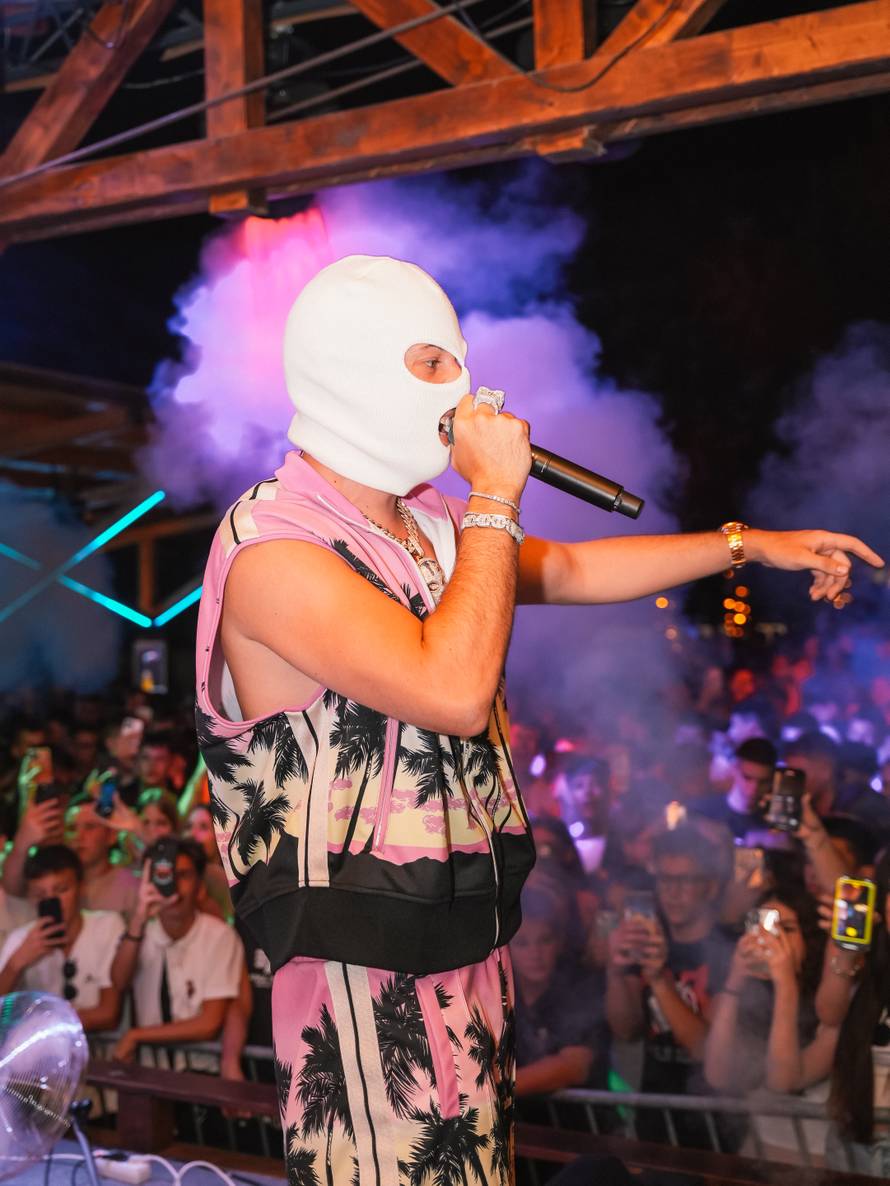 Mladi iz Dalmacije navalili su u Vodice na veliki koncert Devita: 'Osjetim da će nešto postati hit'