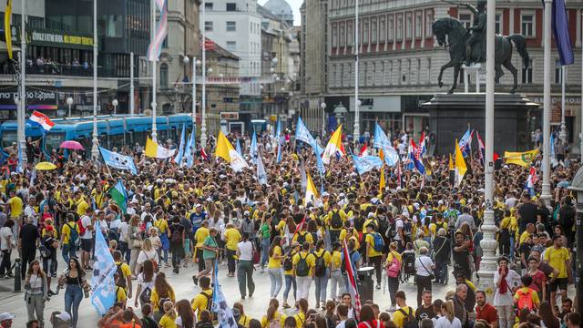 Zagreb: Vjerska procesija "Antunovski hod za mlade" stigla do Trga bana Josipa Jelačića