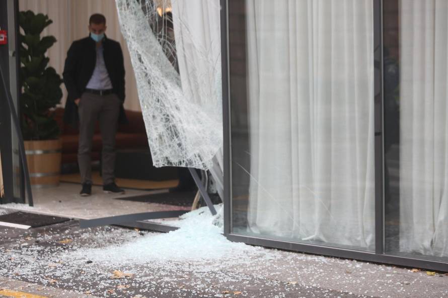 Zagreb: Izgubio kontrolu nad vozilom i zabio se u polikliniku u Derenčinovoj ulici