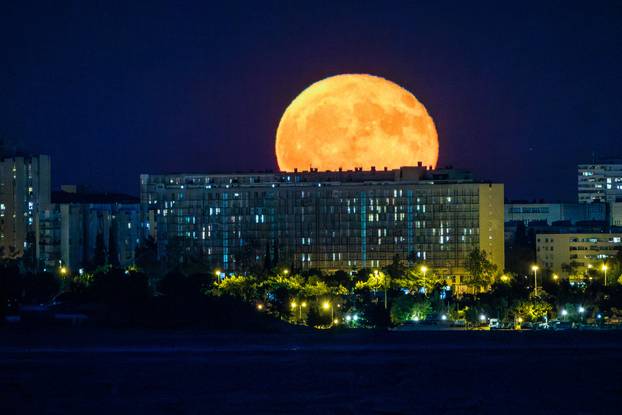 Izlazak punog Mjeseca iznad Splita