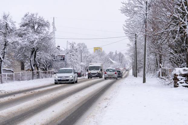 U Gospiću je izmjereno 16 cm snijega