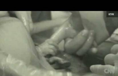 Prvi kontakt: Beba iz majčine utrobe primila liječnika za prst