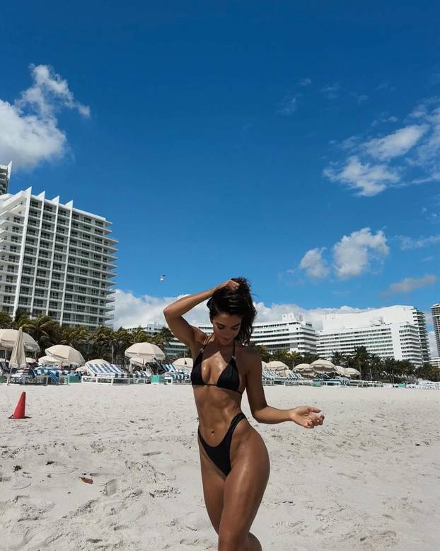 Prvi dekolte Filmskog festivala u Veneciji: Evo tko je zanosna crnka koja je prošetala tepihom