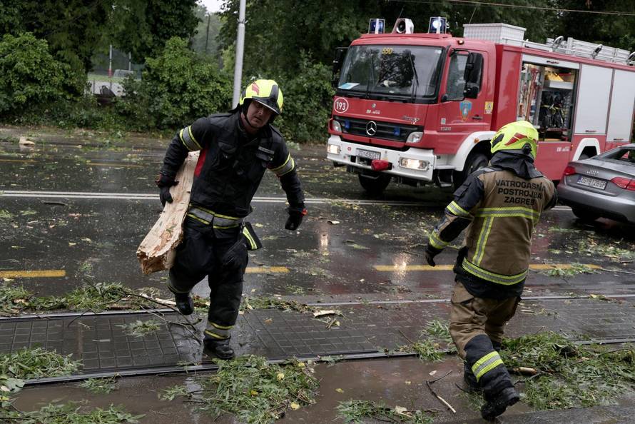 Zagreb: Palo stablo na Maksimirskoj, blokiran promet, vatrogasci na terenu