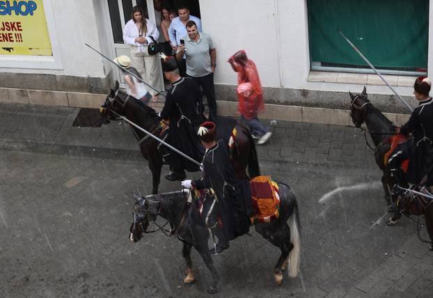 Sinj: Zbog jakog pljuska odgođena 310. Sinjska alka