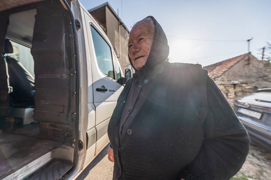Katuni Kreševo: Reportaža o dostavi kruha u malenim zaselcima Dalmatinske zagore