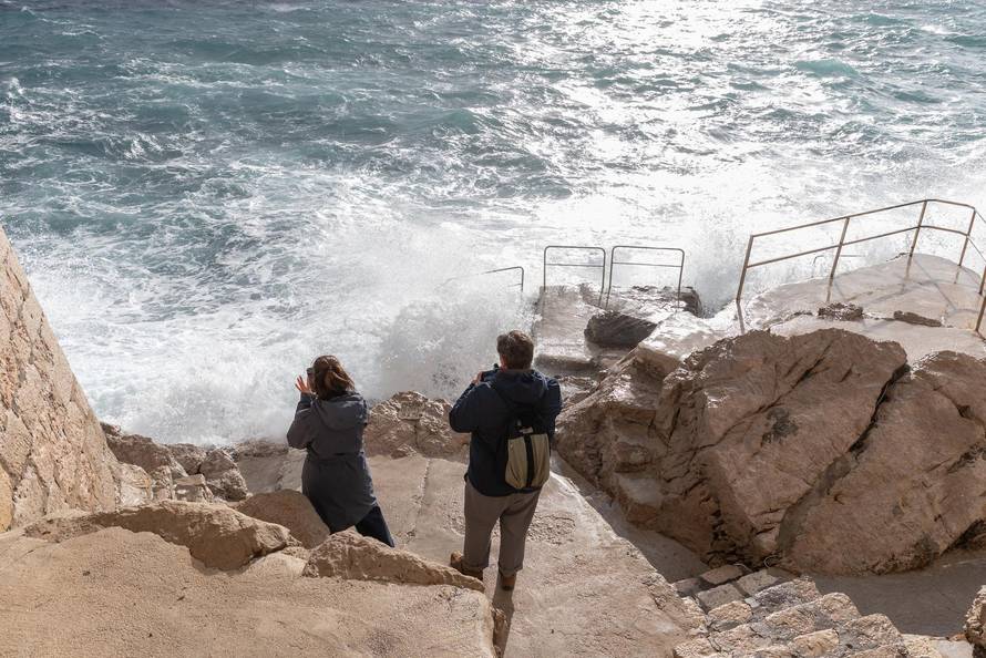 Dubrovnik: Potraga za tijelom muškarca kojeg su povukli valovi je obustavljena