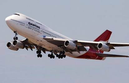 Opet Qantas: Boeingu se ptica zabila u motor te ga oštetila