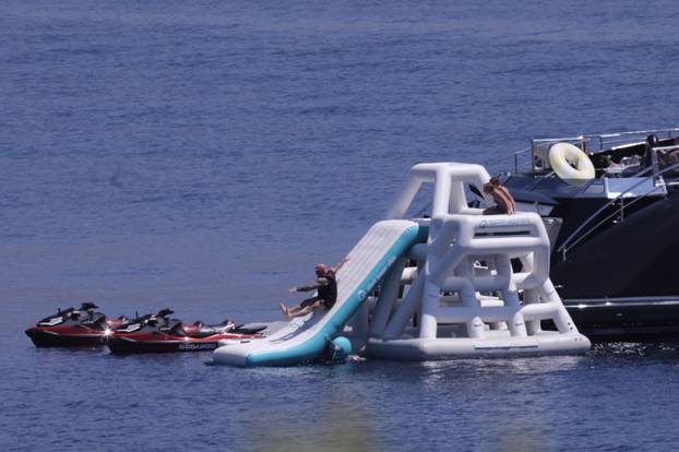 Obiteljski odmor slavnog podcastera na Braču: Joe Rogan uživa na superjahti, kupa se i skače u more