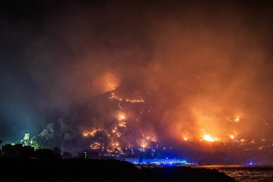 Omiš:  Pogled na Omiš sa ušća Cetine. 