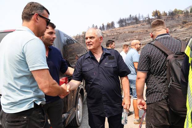 Premijer Andrej Plenković u obilasku požarišta u Omišu
