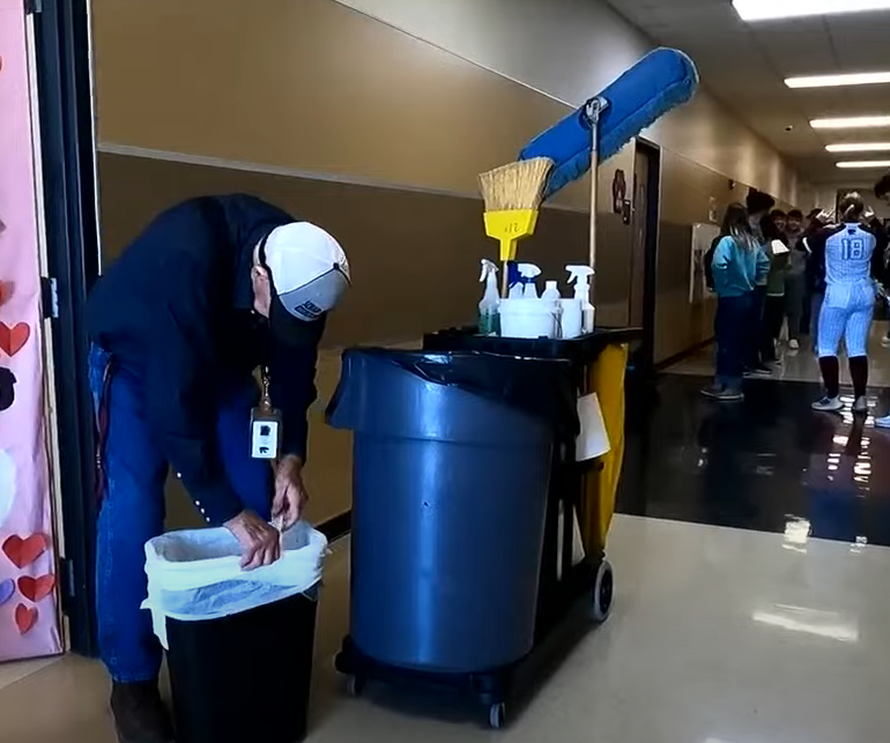 Učenici srednje škole prikupili 255.000 eura da bi se njihov domar (80) mogao umiroviti