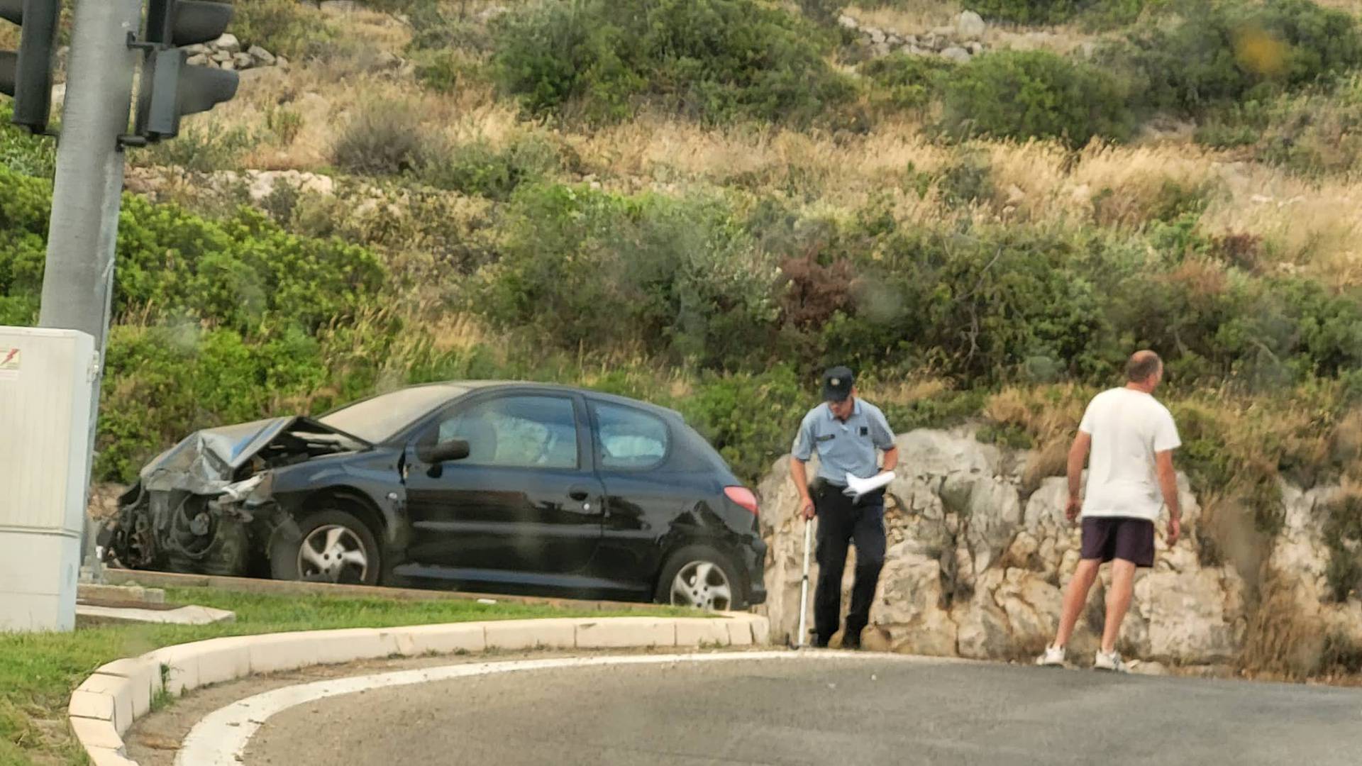 U Zatonu kod Šibenika sudarili se policajci i dva automobila, na terenu je hitna, ceste blokirane