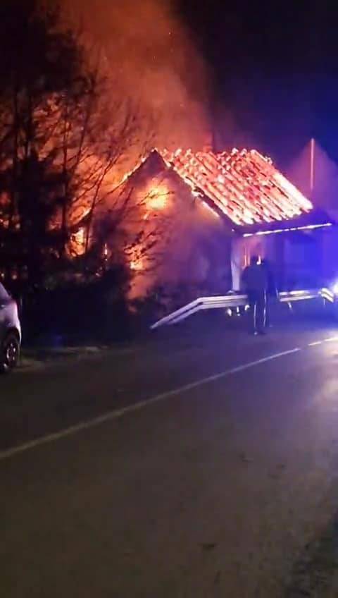 FOTO Požar progutao krov kuće kraj Vrbovskog: 'Morali smo dići još vatrogasaca za pomoć...'