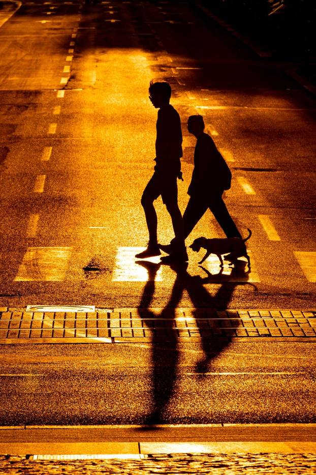 Zagreb: Siluete građana koji prolaze gradom u suton