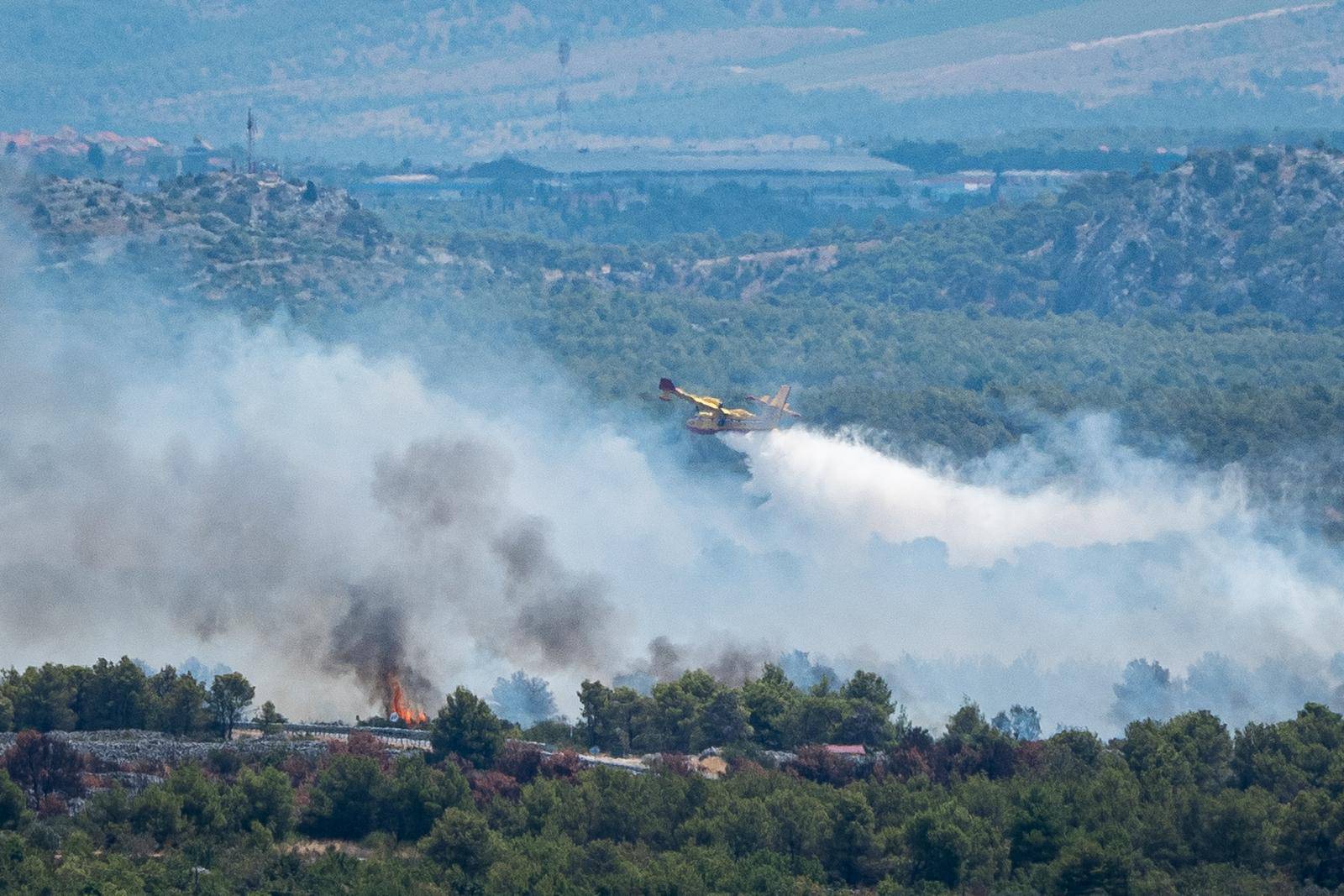 Više požara kod Šibenika, zatvorena vodička obilaznica