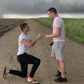 Zaprosio je svog dečka dok im se približavao ogromni tornado