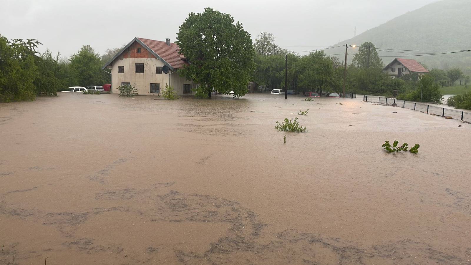 U Gračacu izvanredno stanje, u Obrovcu se Zrmanja izlila u grad koji je u potpunosti bez struje