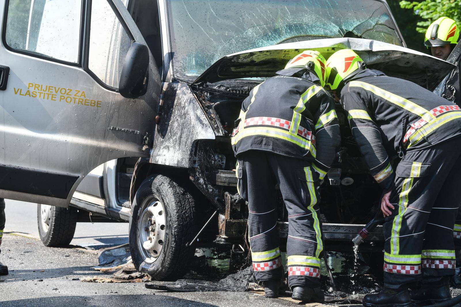 Izgorio mu je cijeli prednji kraj: Zapalio se kombi u Hondlovoj