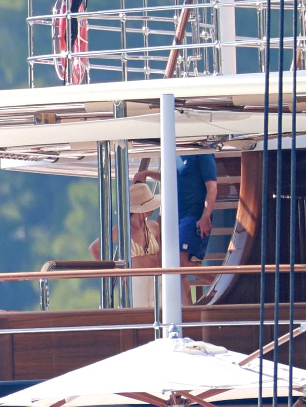 Lastovo: Poznati na jahti Jeffa Bezosa zabavljali se na palubi i u moru