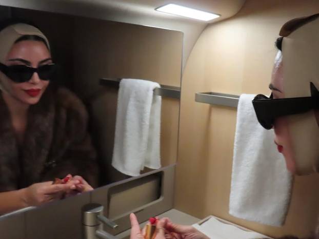Kim Kardashian u donjem rublju u avionu: Svojim je odjevnim kombinacijama šokirala i ranije