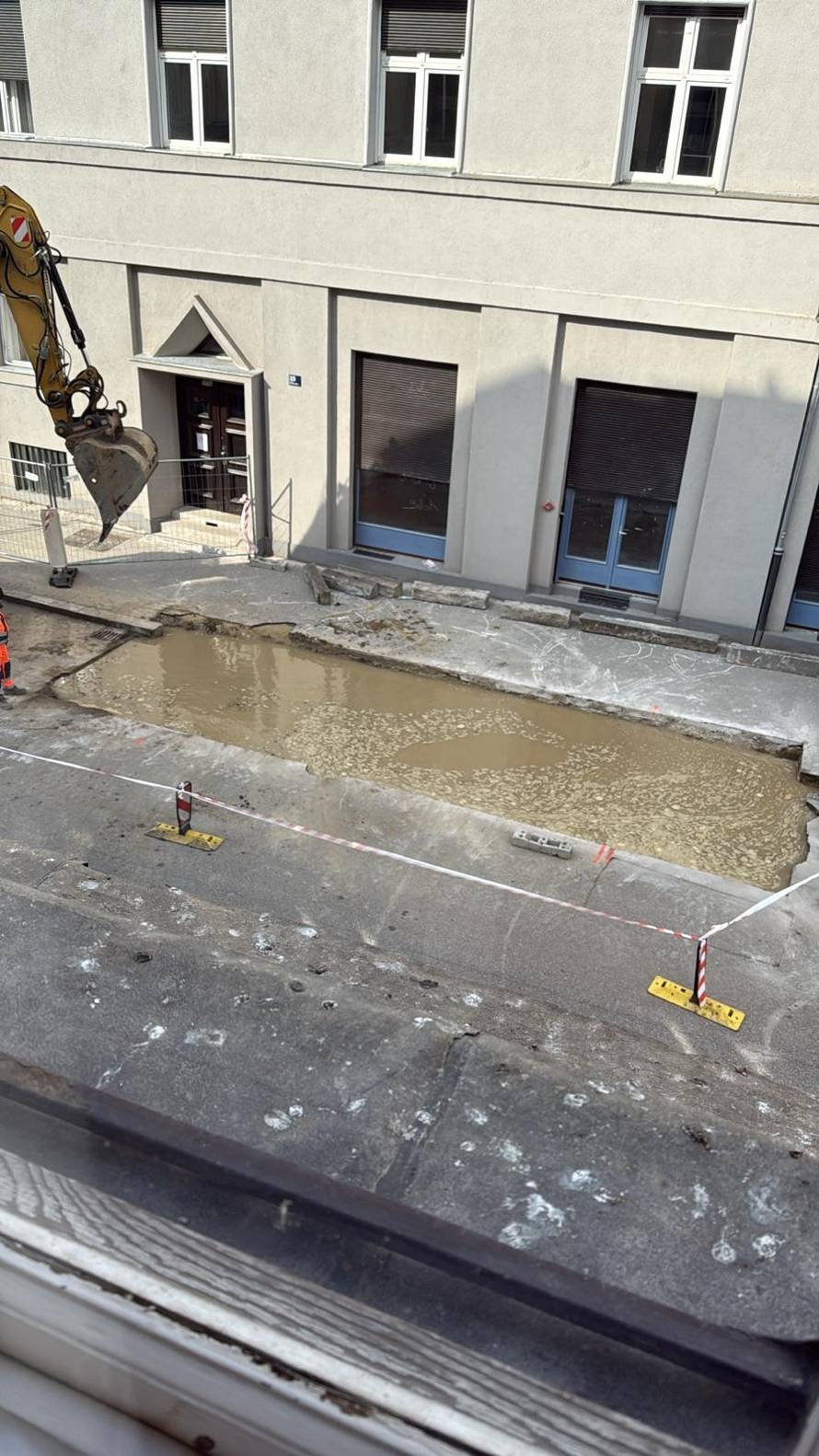 Zagreb: Kopali su otvore za spremnike otpada pa pogodili cijev, stanari su bijesni...