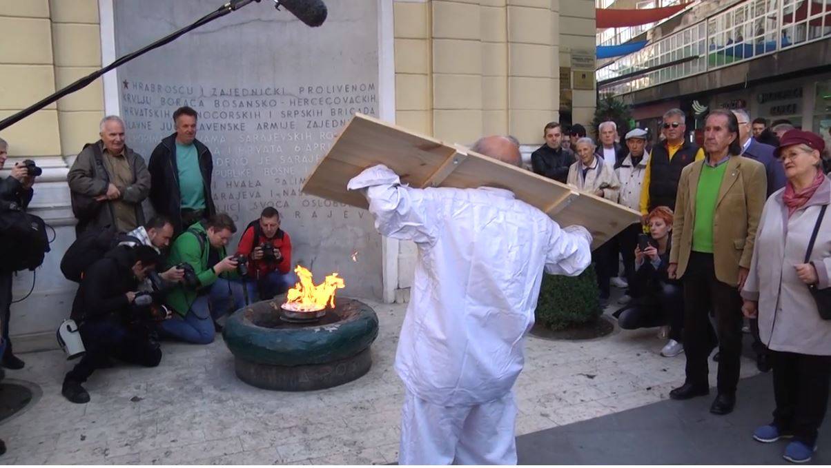 Okovanog Zijaha Sokolovića su zalili vodom i crvenom bojom