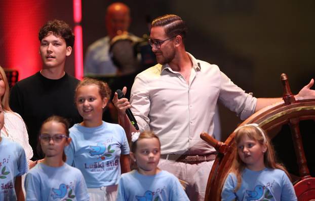Vela Luka: Održan koncert "Trag u beskraju" posvećen Oliveru Dragojeviću