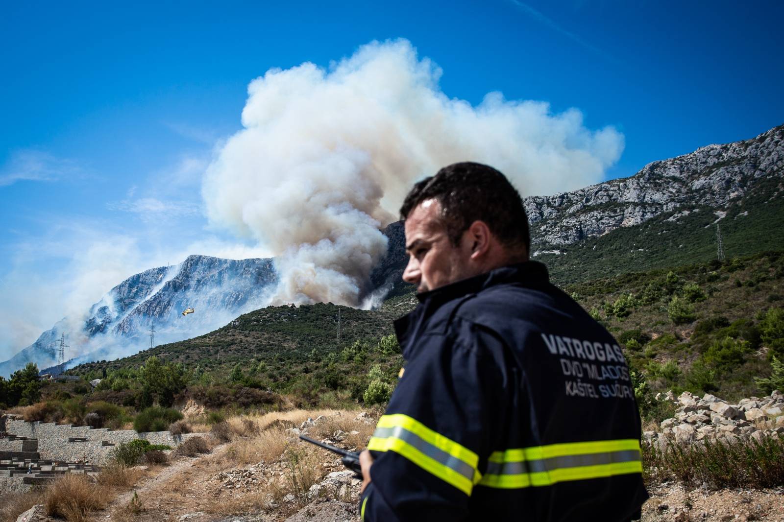 Četiri kanadera gase veliki pozar iznad Kaštel Sućurca