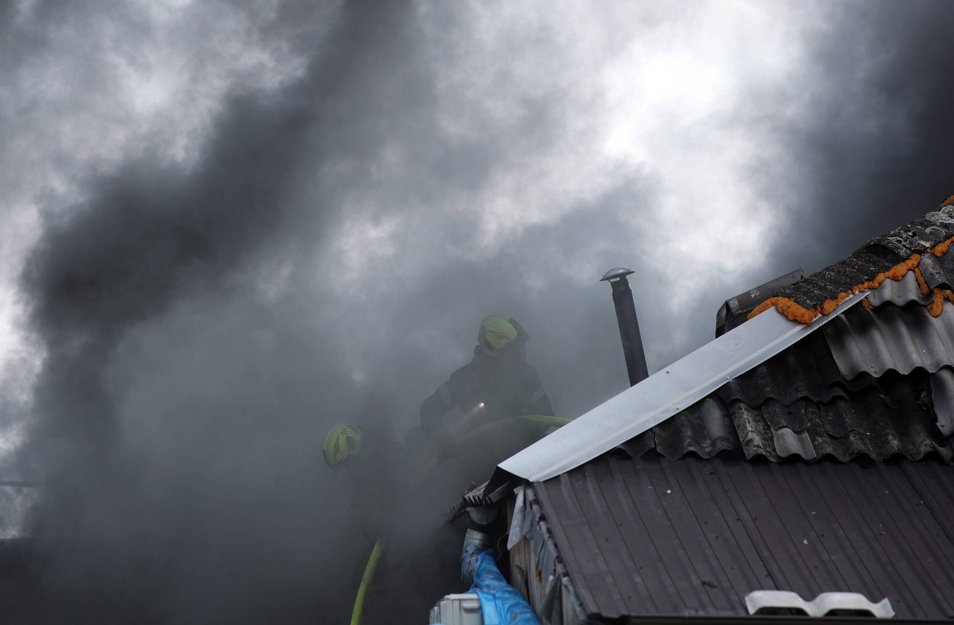 Zagreb: Gori objekt na Krugama, vatrogasci na terenu