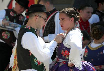 Sudionici Međunarodne smotre folklora zabavljali se na zagrebačkim ulicama