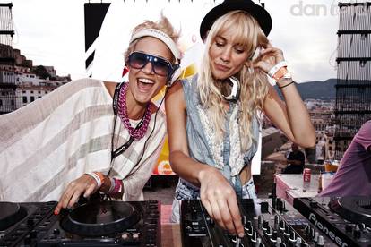 Australske DJ-ice, sestre Mim i Liv Nervo, gostuju u Mansionu