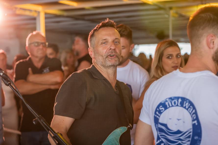 Split: Koncert u čast Oliveru Dragojeviću  na trajektu za Velu Luku