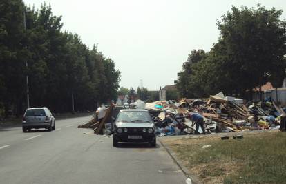 Otpad usred Zagreba: Vozila se provlače kraj planina smeća