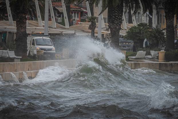 Split: Orkansko jugo potopilo rivu te stvaralo probleme u pomorskom prijevozu